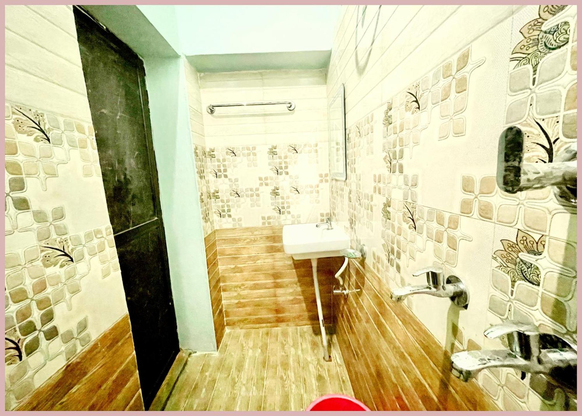 Hotel Vns Dev V - Near Kashi Vishwanath Temple - Fully Air Conditioned - In 4*