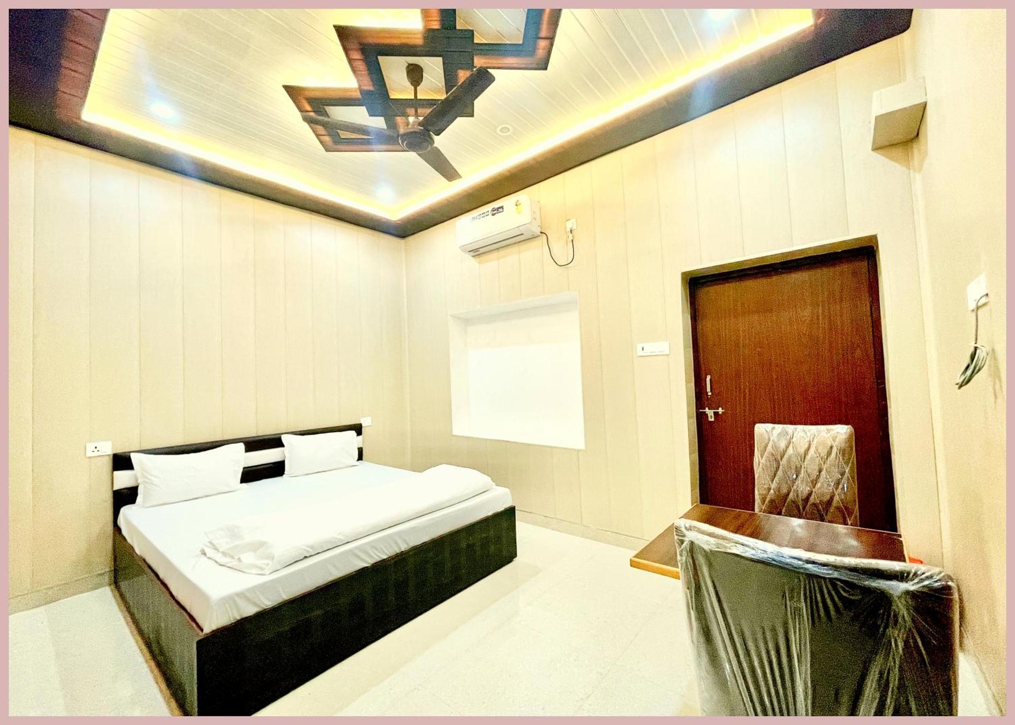 Hotel Vns Dev V - Near Kashi Vishwanath Temple - Fully Air Conditioned - In Varanasi