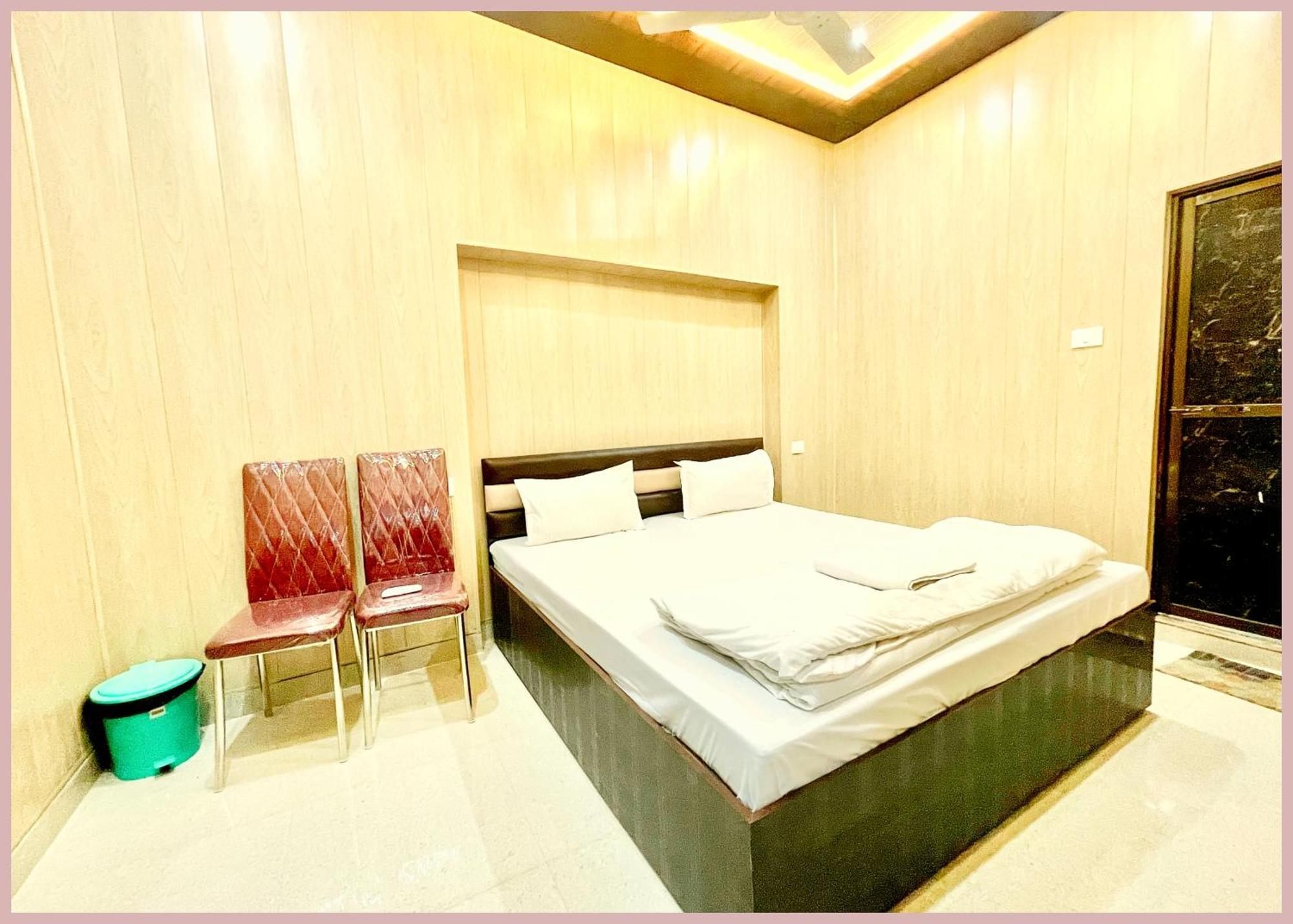 Hotel Vns Dev V - Near Kashi Vishwanath Temple - Fully Air Conditioned - In Varanasi