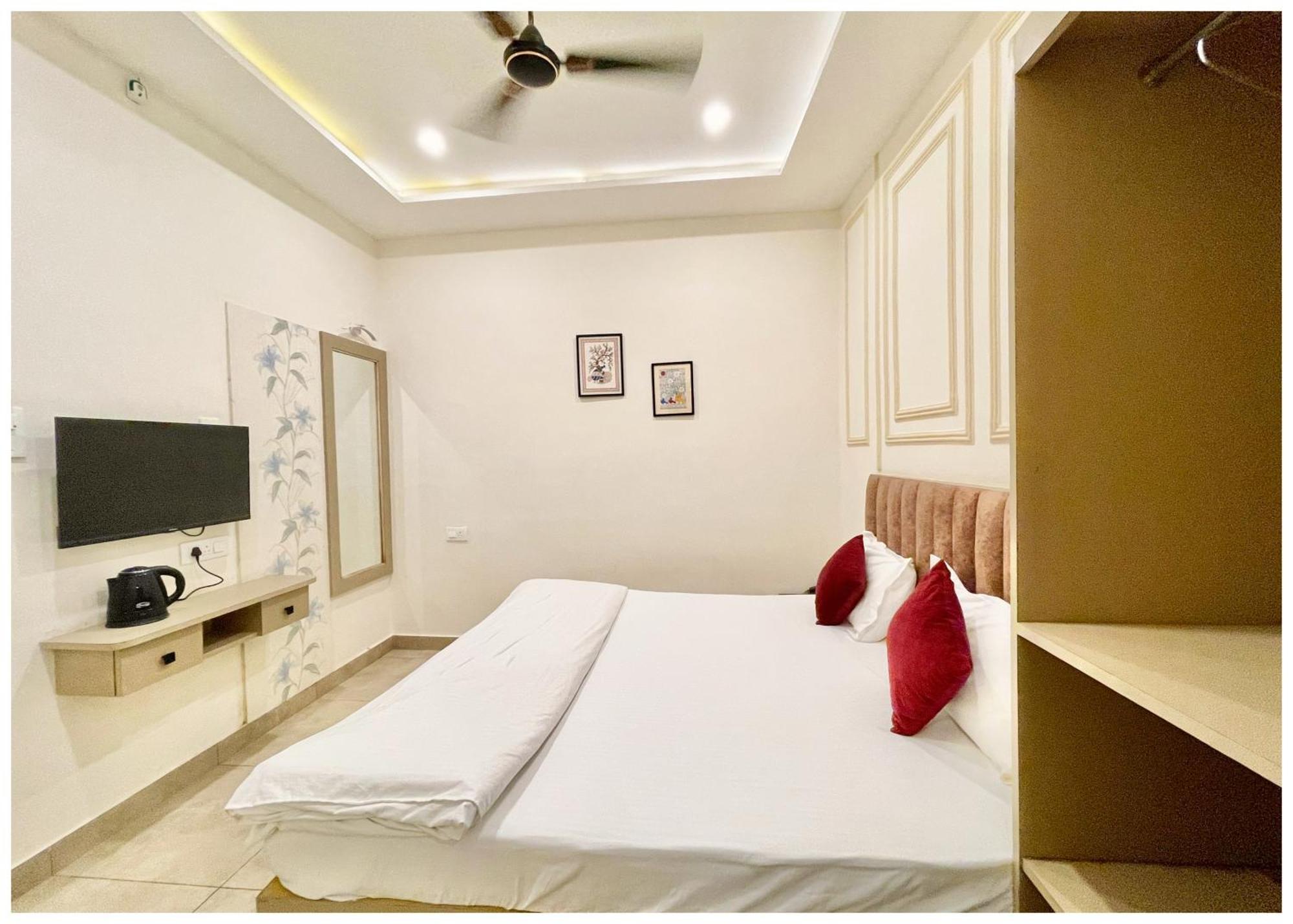 Madahva ! Palace Near Kashi Vishwanath Temple - Wifi & Parking Facilities - Rom Fully Air Conditioning - In 4* Varanasi