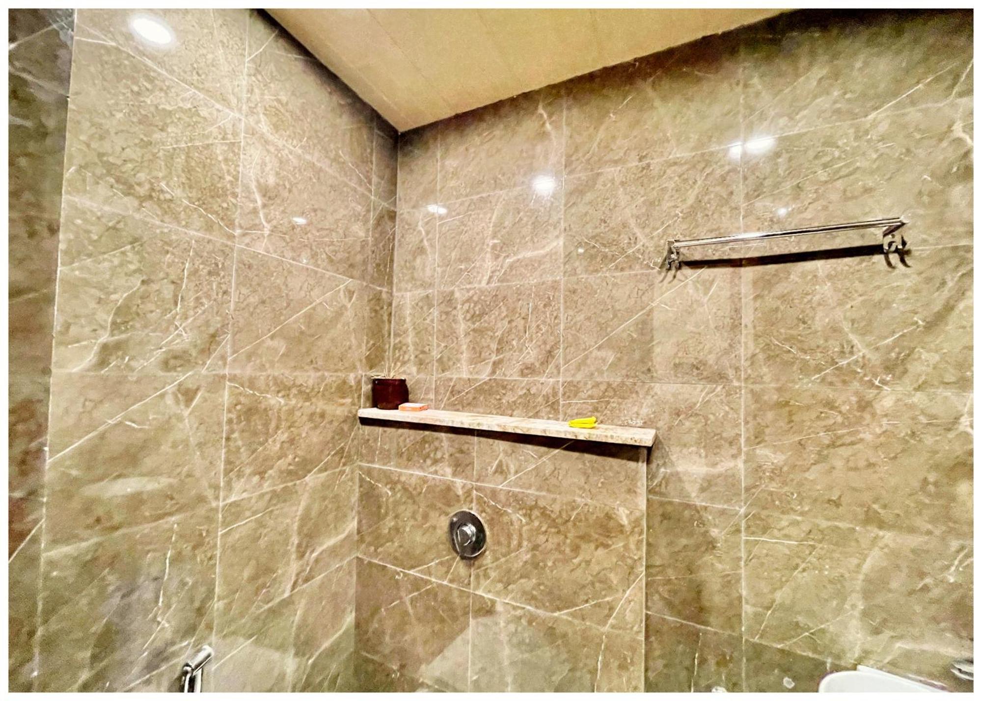 Madahva ! Palace Near Kashi Vishwanath Temple - Wifi & Parking Facilities - Rom Fully Air Conditioning - In Hotel Varanasi