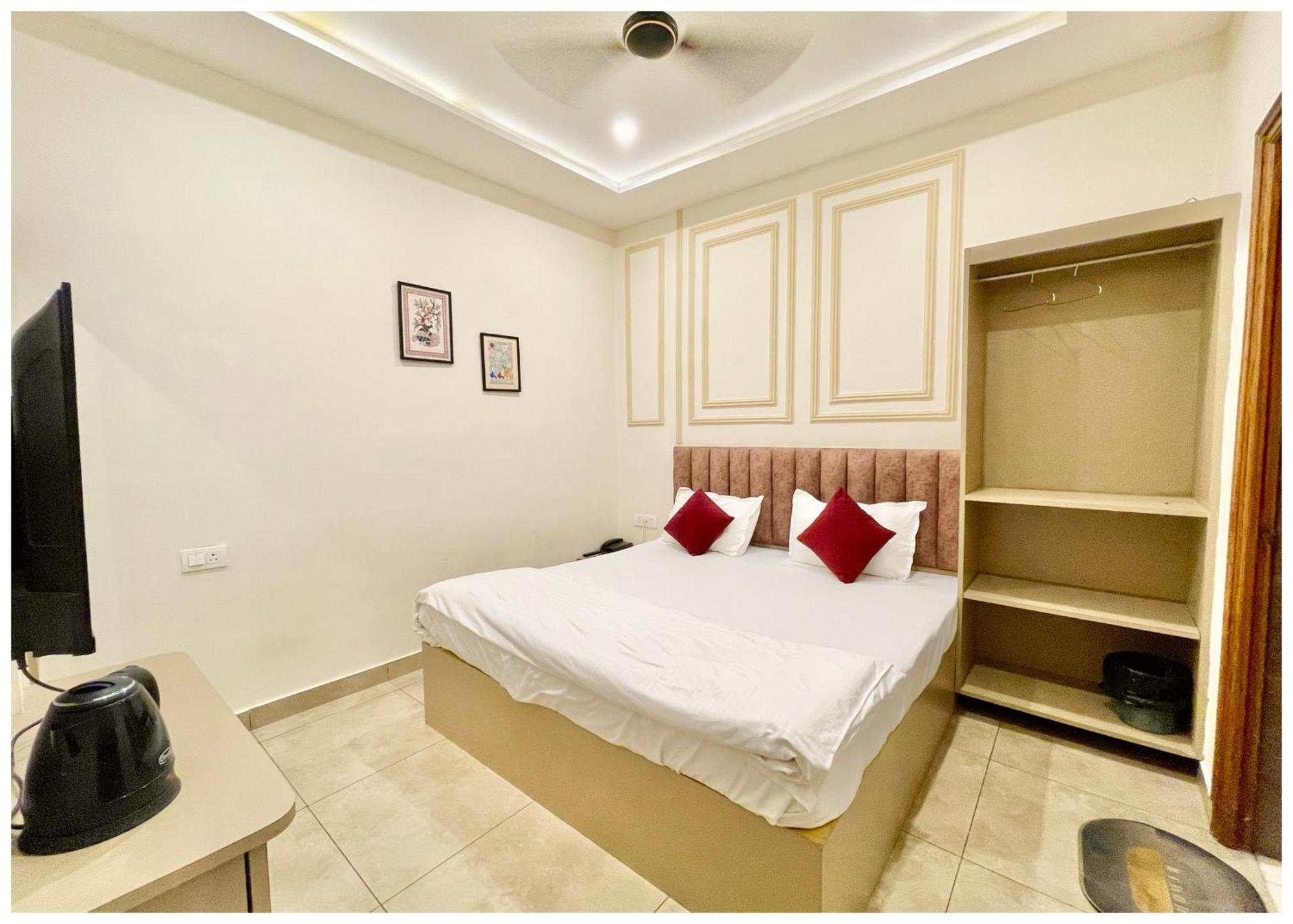 Madahva ! Palace Near Kashi Vishwanath Temple - Wifi & Parking Facilities - Rom Fully Air Conditioning - In Varanasi