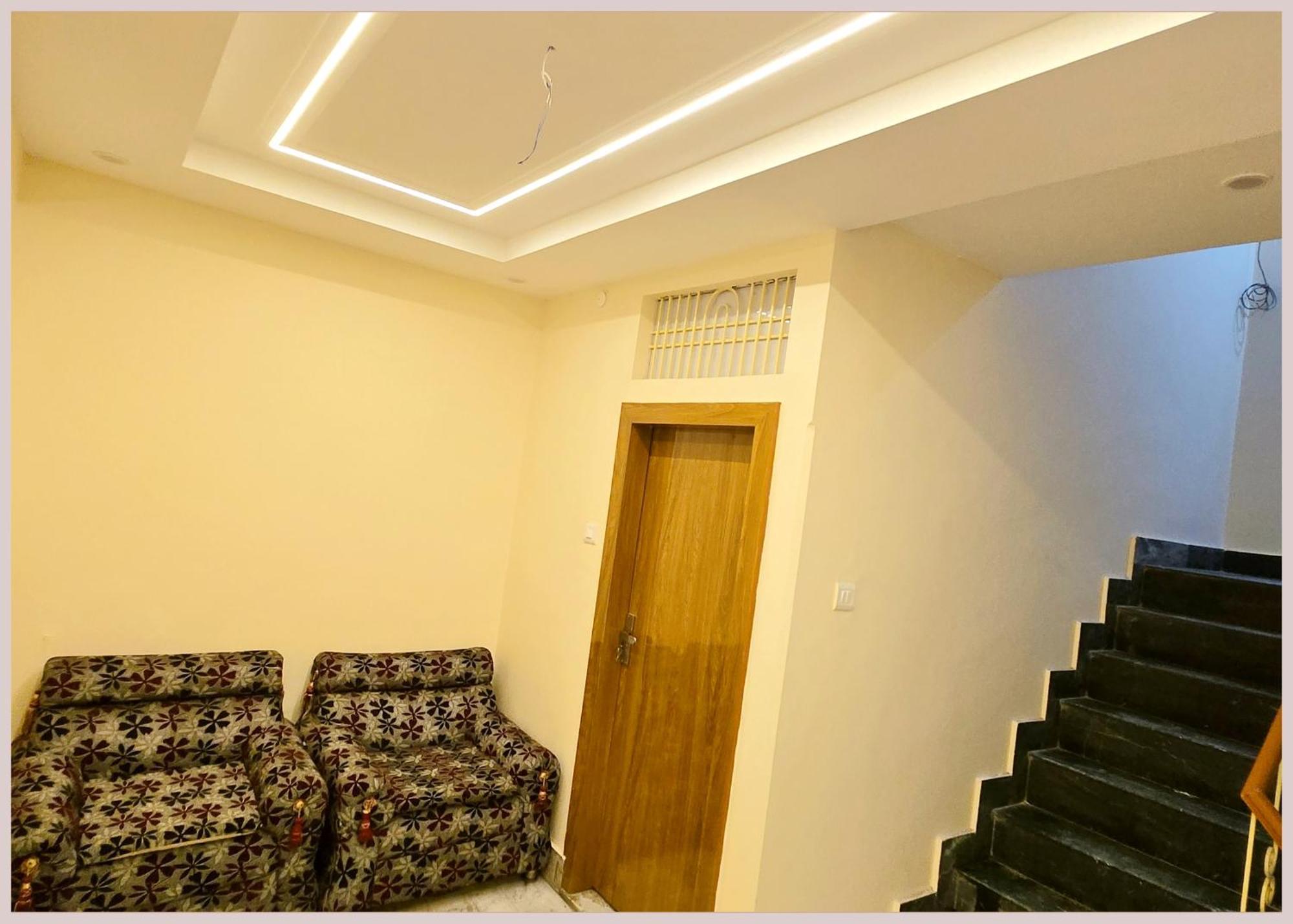 Hotel R-u-d-r-a - Palace Near Kashi Vishwanath Temple - Free Wifi - Parking & Restaurant - Rom Fully Air Conditioning - In