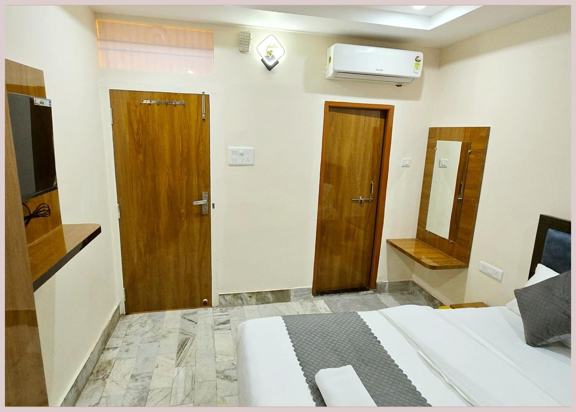 Hotel R-u-d-r-a - Palace Near Kashi Vishwanath Temple - Free Wifi - Parking & Restaurant - Rom Fully Air Conditioning - In 3*