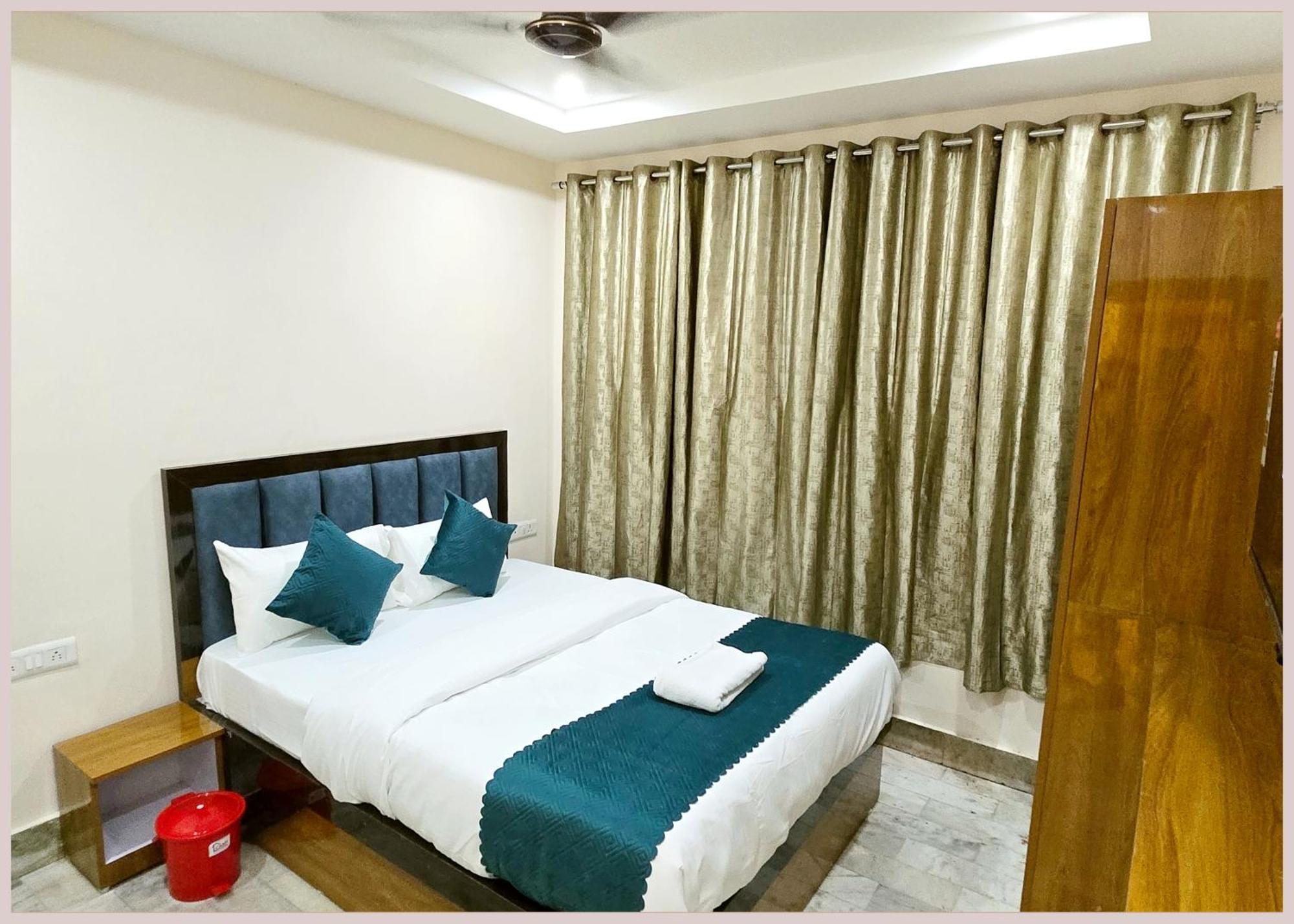 Hotel R-u-d-r-a - Palace Near Kashi Vishwanath Temple - Free Wifi - Parking & Restaurant - Rom Fully Air Conditioning - In Varanasi