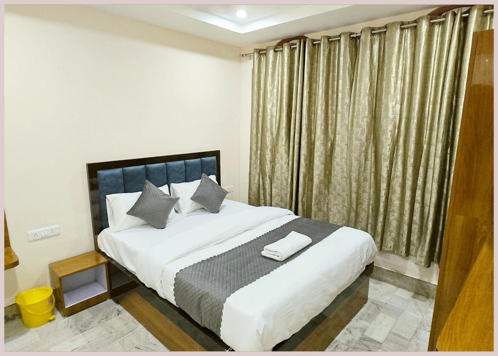 Hotel R-u-d-r-a - Palace Near Kashi Vishwanath Temple - Free Wifi - Parking & Restaurant - Rom Fully Air Conditioning - In