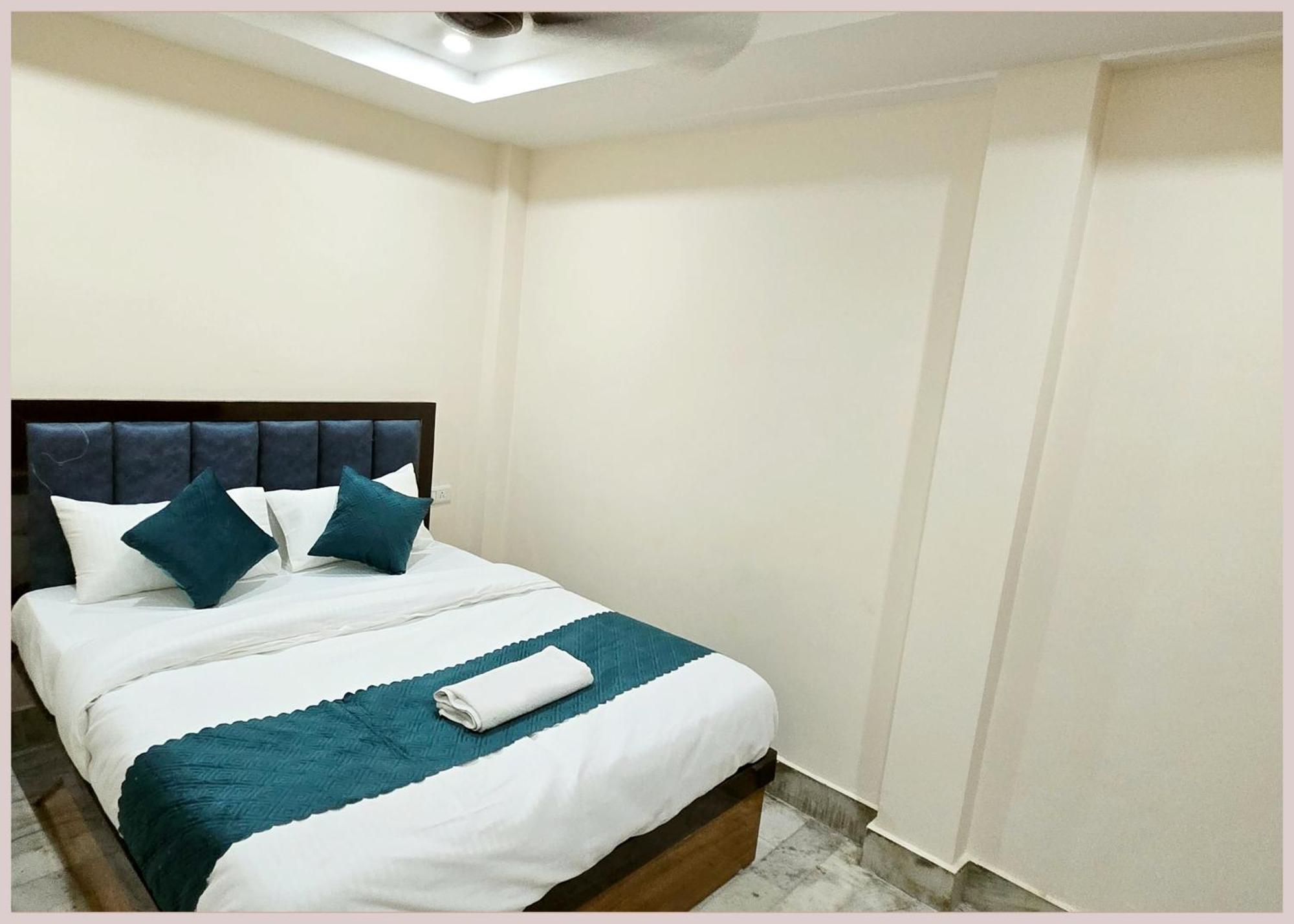 Hotel R-u-d-r-a - Palace Near Kashi Vishwanath Temple - Free Wifi - Parking & Restaurant - Rom Fully Air Conditioning - In Varanasi