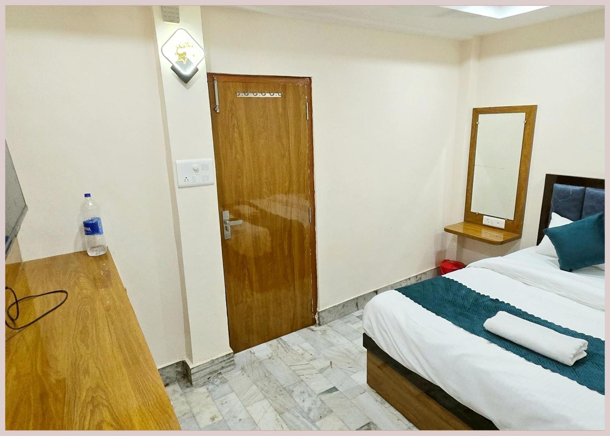 R-u-d-r-a - Palace Near Kashi Vishwanath Temple - Free Wifi - Parking & Restaurant - Rom Fully Air Conditioning - In