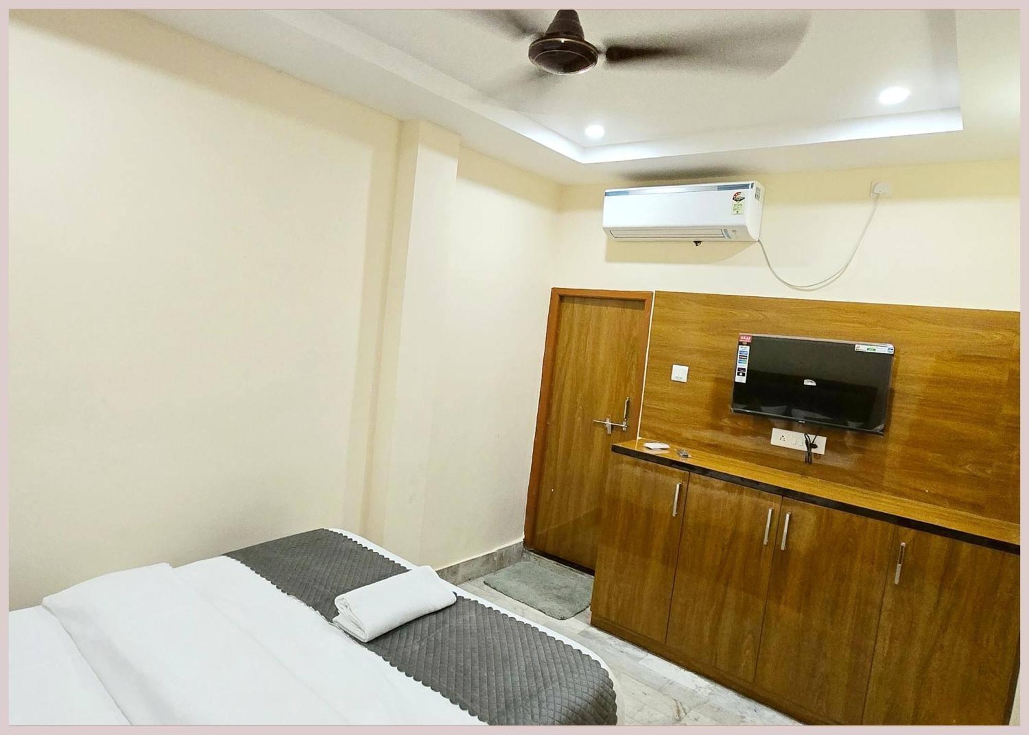 R-u-d-r-a - Palace Near Kashi Vishwanath Temple - Free Wifi - Parking & Restaurant - Rom Fully Air Conditioning - In Hotel