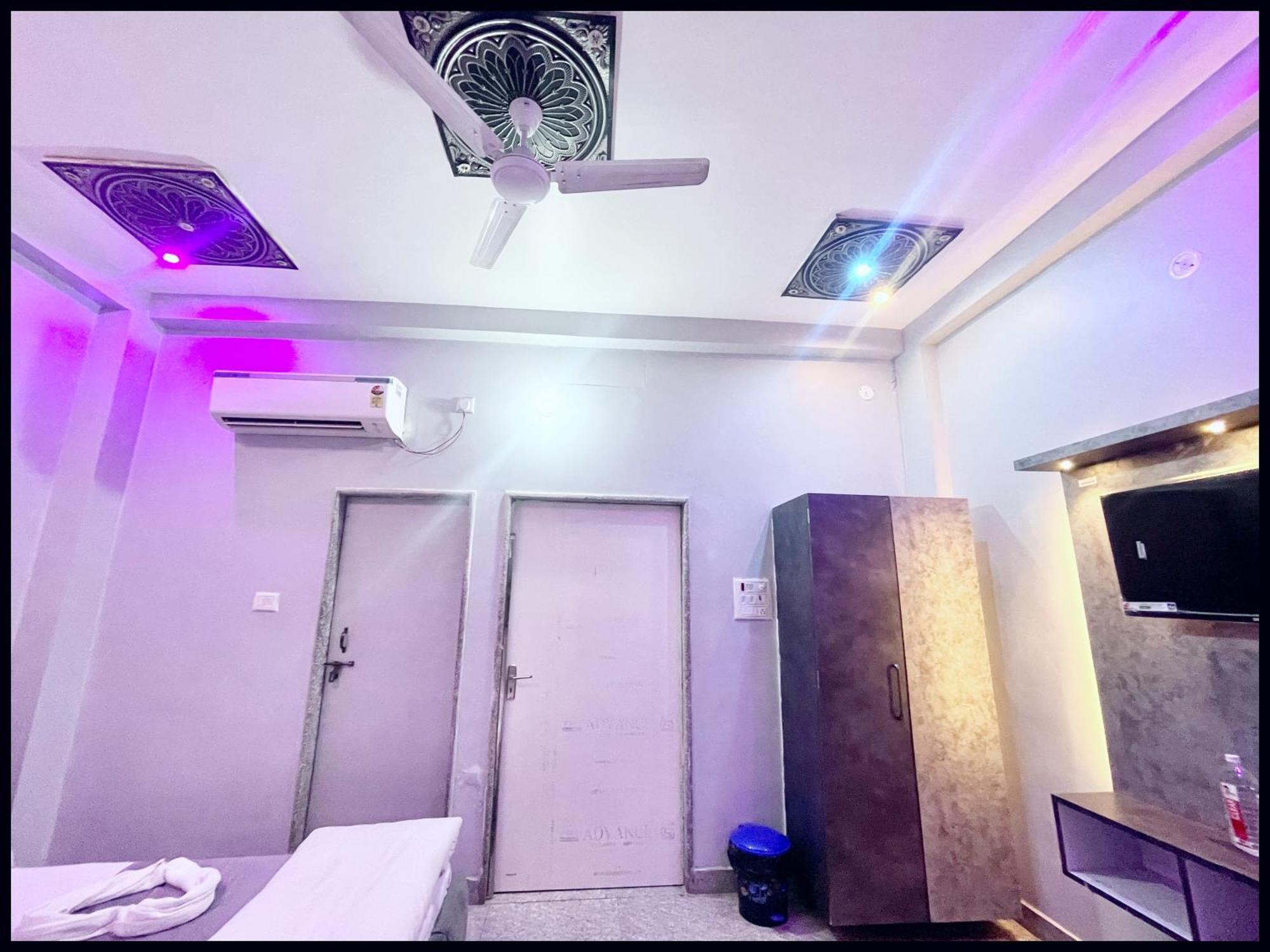 Varanasi Luxury Premium Guest House New Pgh ! Near Kashi Vishwanath Temple And Ganga Ghat With #Wi-Fi #Room Service - Fully Air Conditioned Rooms & Prime Location - Best Hotel In Varanasi *
