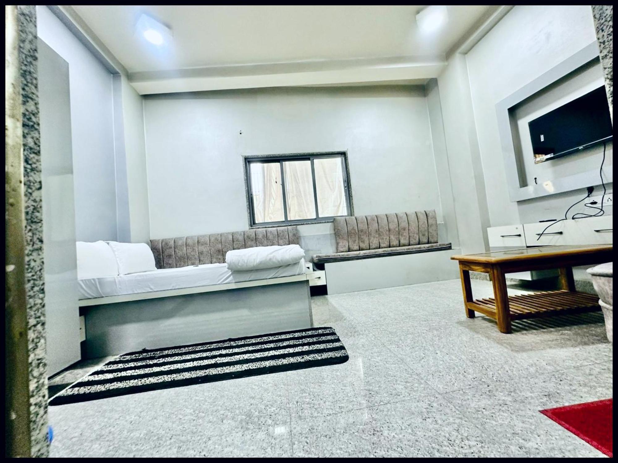 Varanasi Luxury Premium Guest House New Pgh ! Near Kashi Vishwanath Temple And Ganga Ghat With #Wi-Fi #Room Service - Fully Air Conditioned Rooms & Prime Location - Best Hotel In Varanasi Hotel