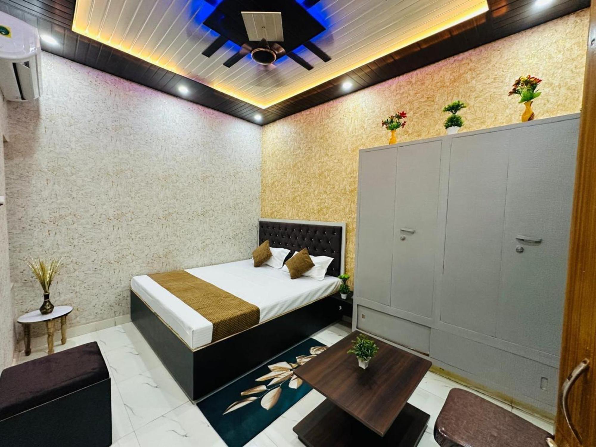 The Star Residency - Near Shree Aadi Vaibhav Temple #fully Air Conditioning #free Wi-fi #parking #room Service #best In Hotel 4*