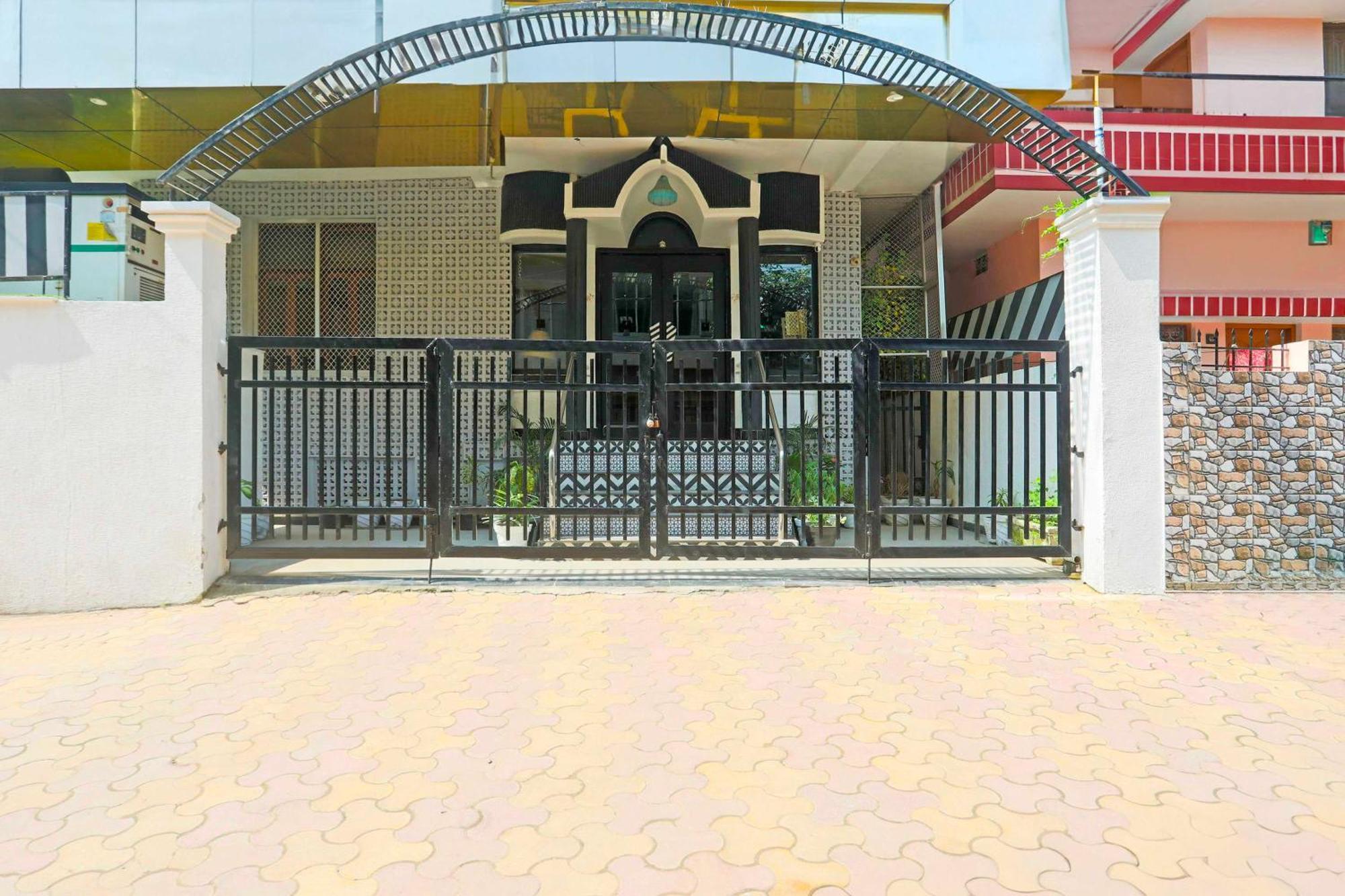 Hotel Townhouse Oak Cantonment