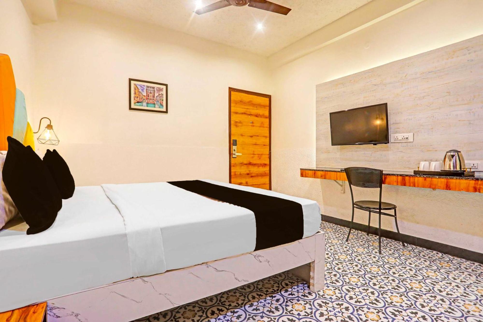 Townhouse Oak Cantonment Hotel