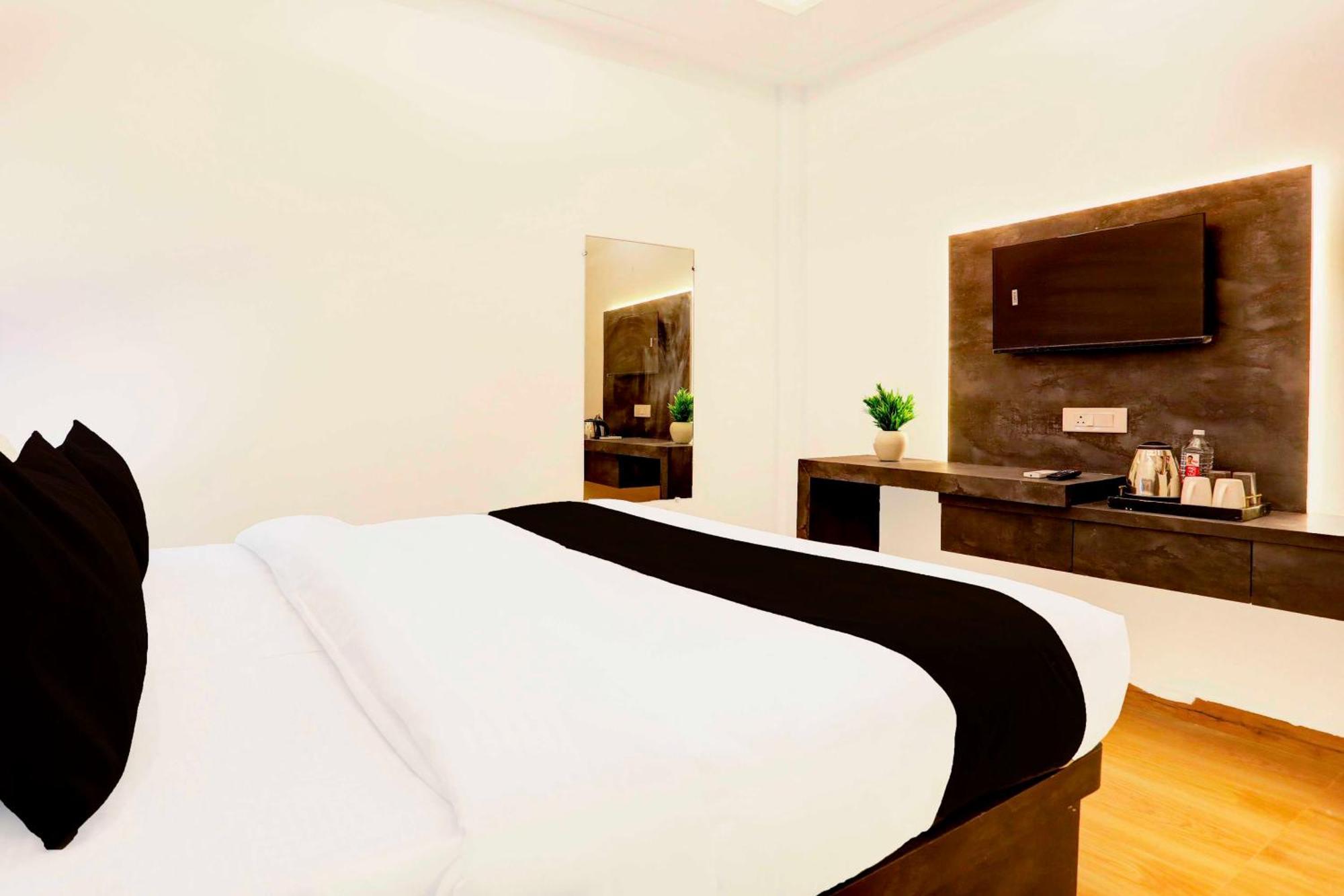 Hotel Super Townhouse Pahadiya 3*