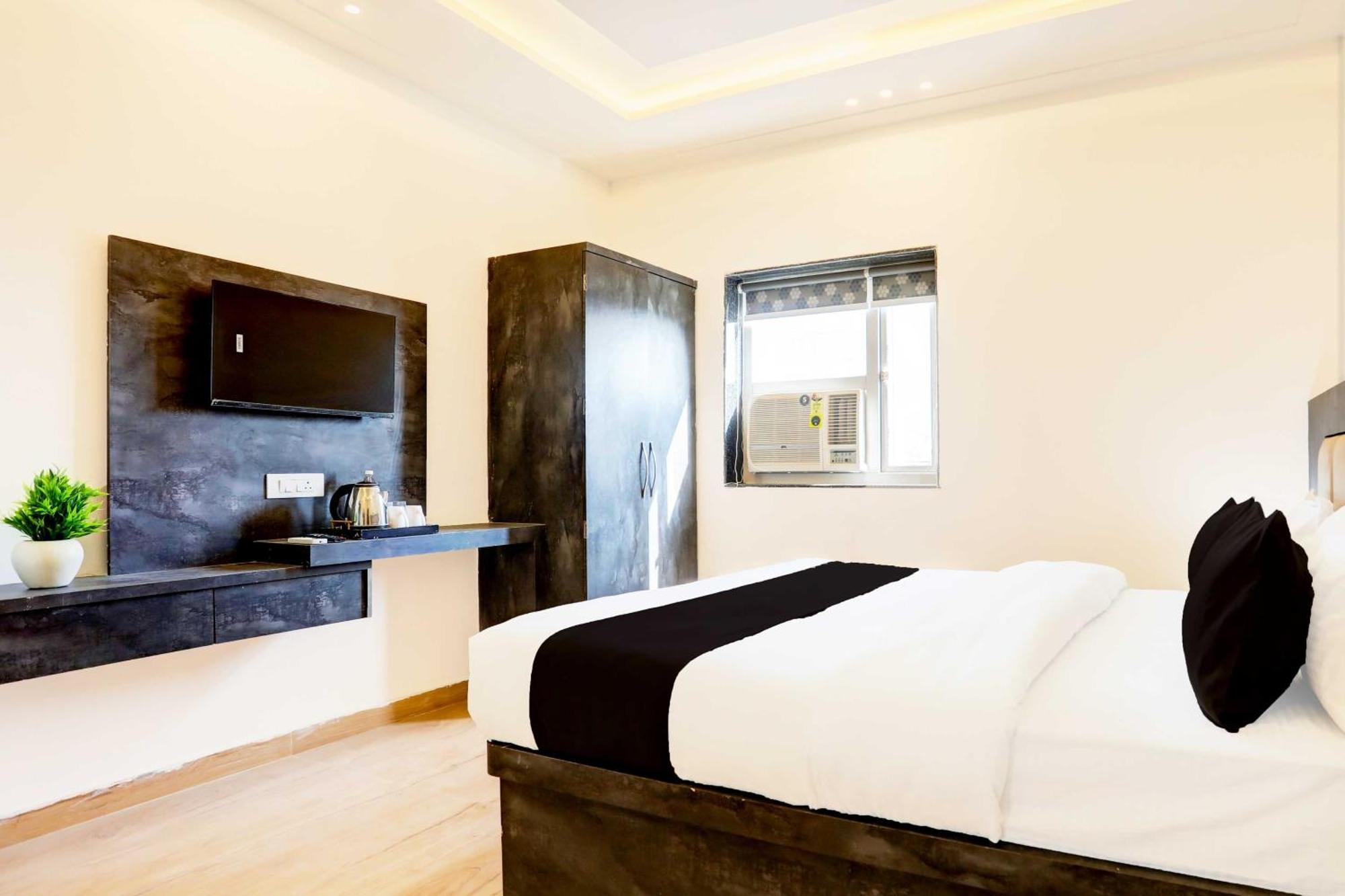 Super Townhouse Pahadiya Hotel