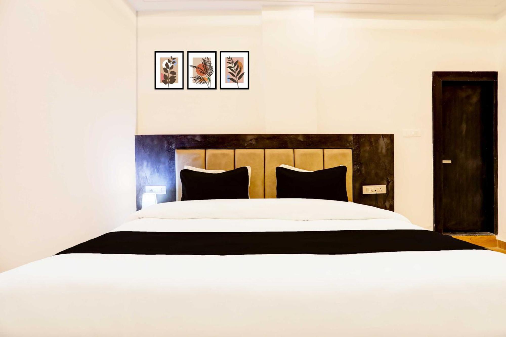 Super Townhouse Pahadiya Hotel