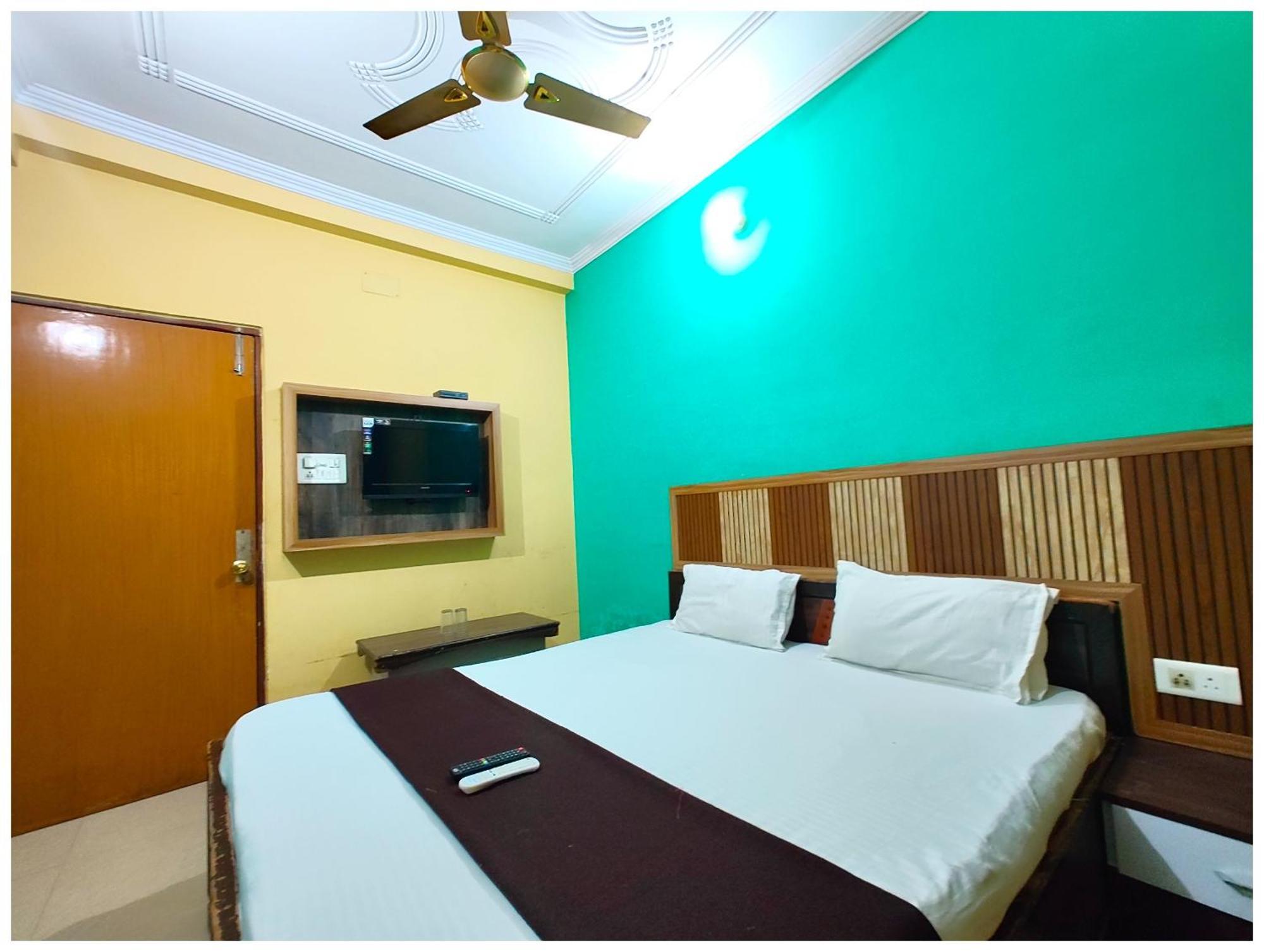 Hotel Kashi Near Railway Station - With #prime Location #wi-fi #hygience & Spacious - Near Kashi Vishwanath Temple And Ganga Ghat - A In Heart Of 3*