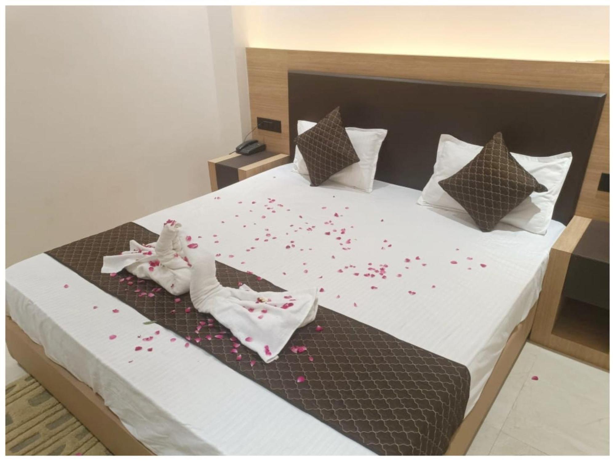 Varanasi Hotel R-U-D-R-A-M Near Kashi Vishwanath Temple And Ganga Ghat - Fully Air Conditioned Rooms - #Wifi #Lift #Parking Available - A Premium Hotel In Varanasi Varanasi