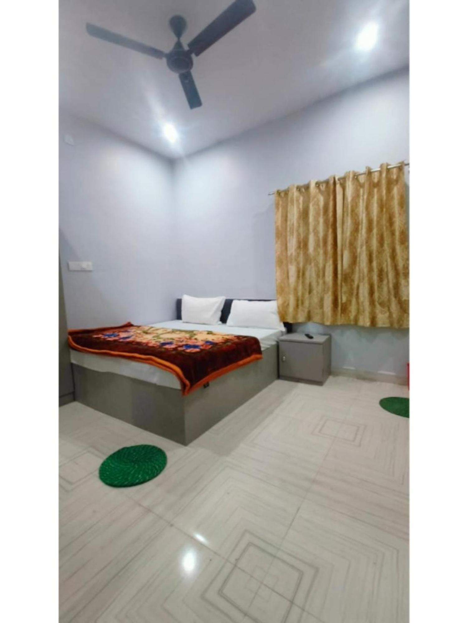 Shivashram Near Rampura Luxa Road - Kashi Vishwanath Temple - Paid Parking - Fully Air Conditioning 3*
