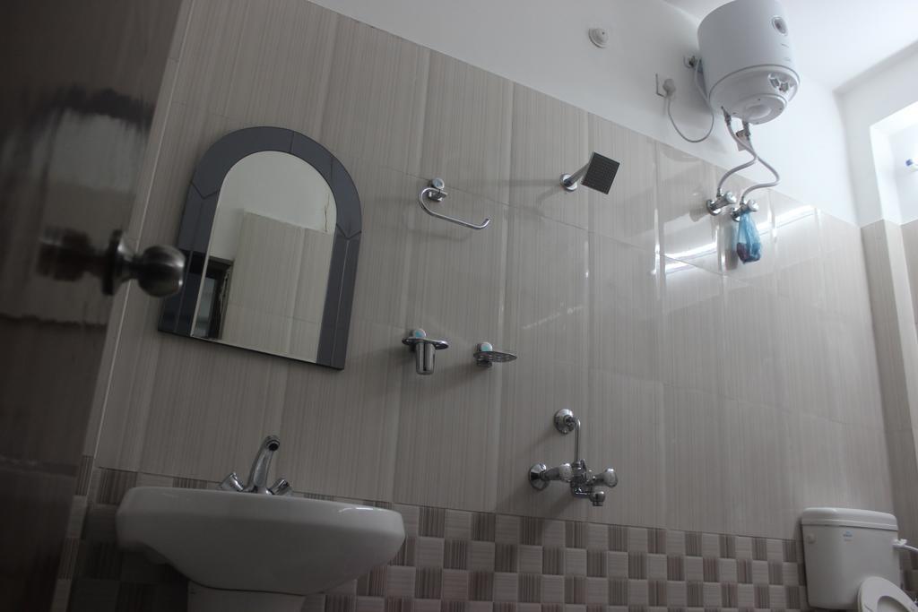 Hotel Kanishka 2*