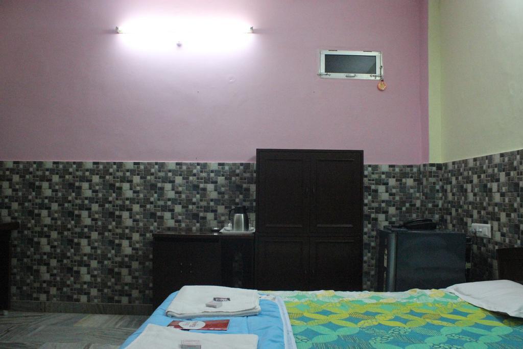 Kanishka Hotel