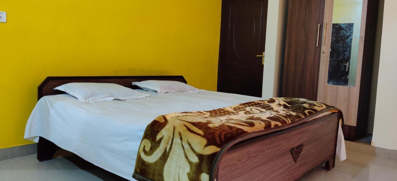 Pretty Garden View 3bhk Furnished Flat Near Kashi Vishwanath Temple Apartment Varanasi