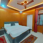 Hotel R K Villa 700 Mtr From Kashi Vishwanath Temple