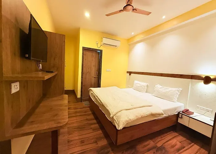 Shivam Hotel Varanasi - Near Kashi Vishwanath Temple With Parking And Lift