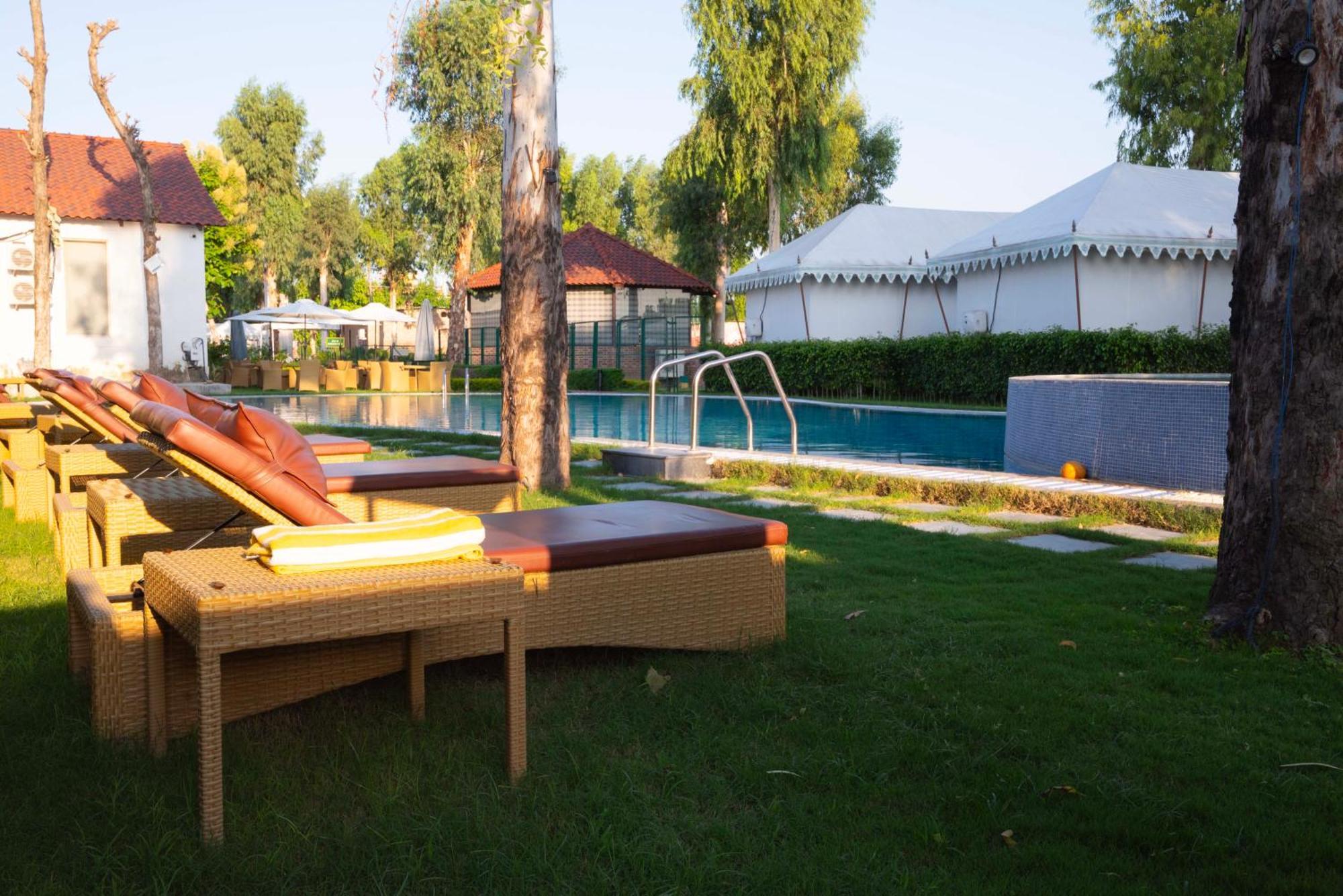 Om Benares, Resort
