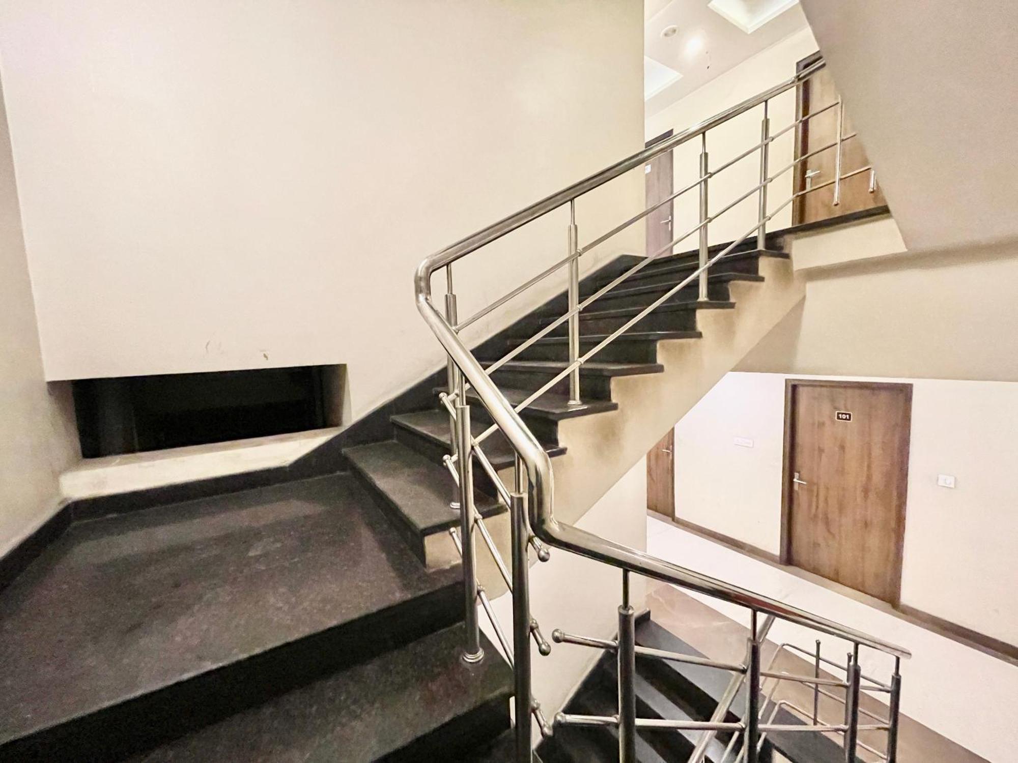 Rudraksh ! ! होटल रुद्राक्ष - హోటల్ రుద్రాక్ష్ Fully-air-conditioned At Prime Location With Parking Availability, Near Kashi Vishwanath Temple, And Ganga Ghat 3 4* Varanasi