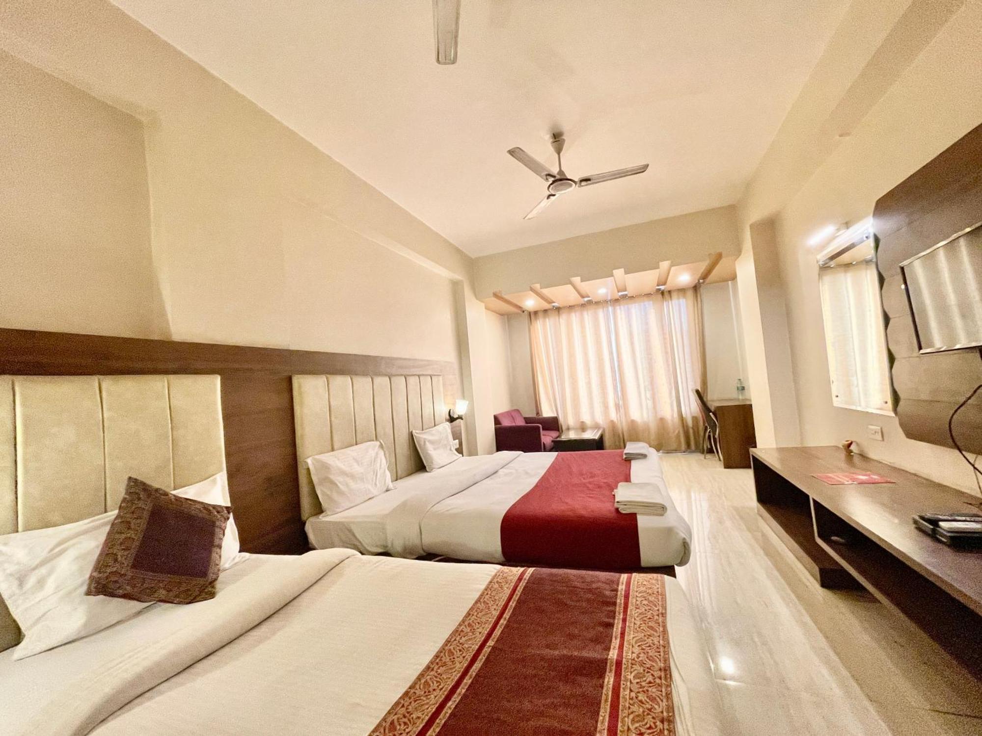 Hotel Rudraksh ! ! होटल रुद्राक्ष - హోటల్ రుద్రాక్ష్ Fully-air-conditioned At Prime Location With Parking Availability, Near Kashi Vishwanath Temple, And Ganga Ghat 3 Varanasi