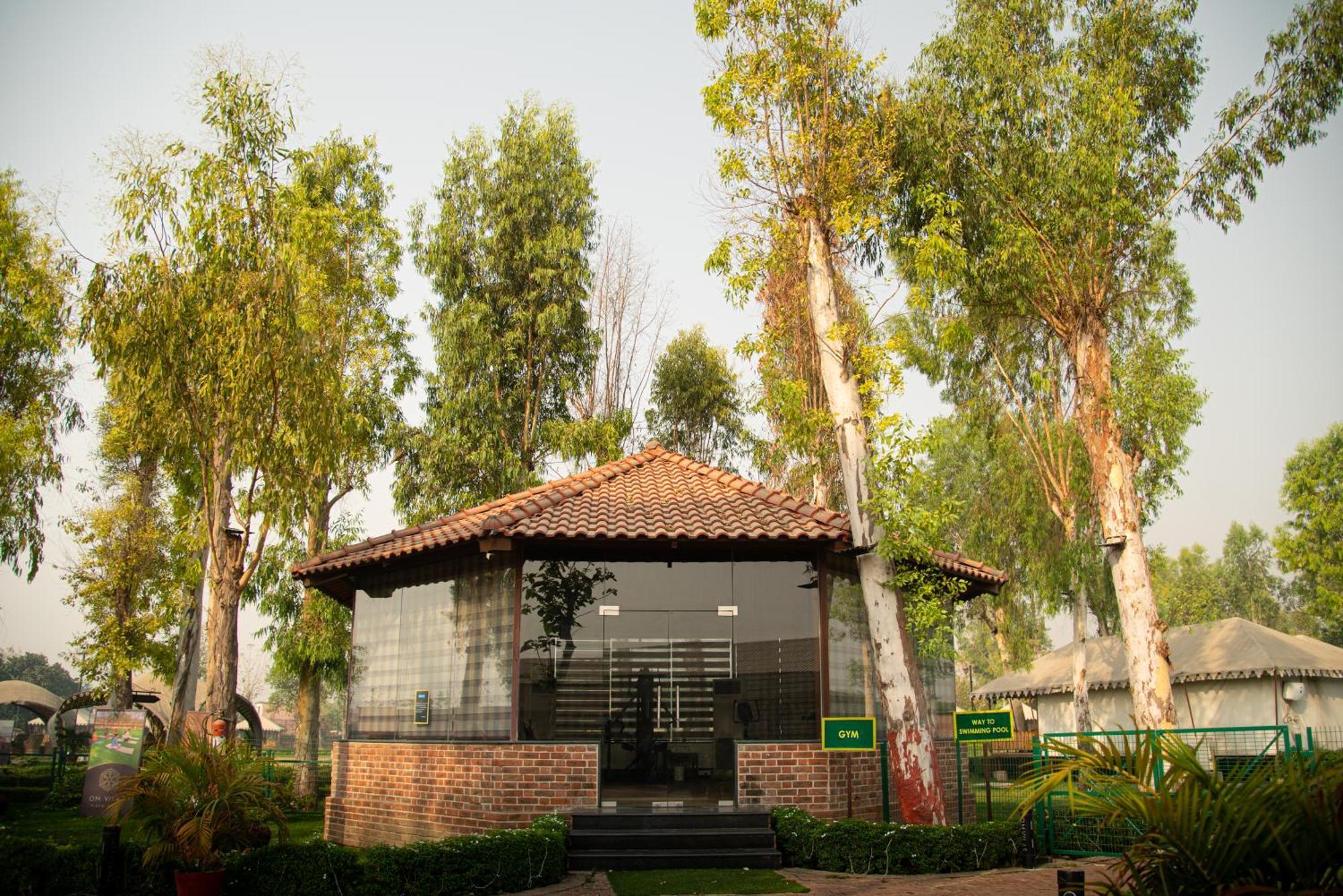 Om Benares, Resort