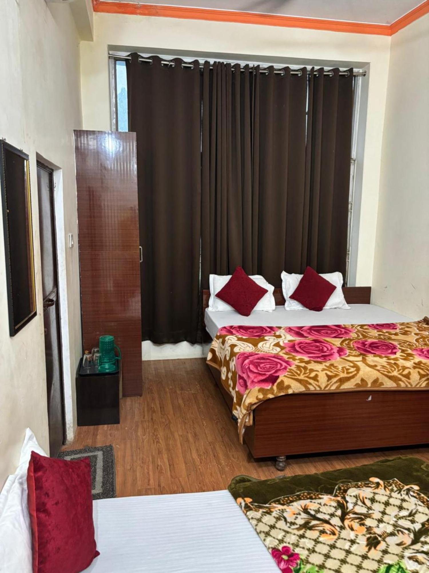 Goroomgo Paradise - Parking & Restaurant Available - Perfect Location And Comfortable Varanasi