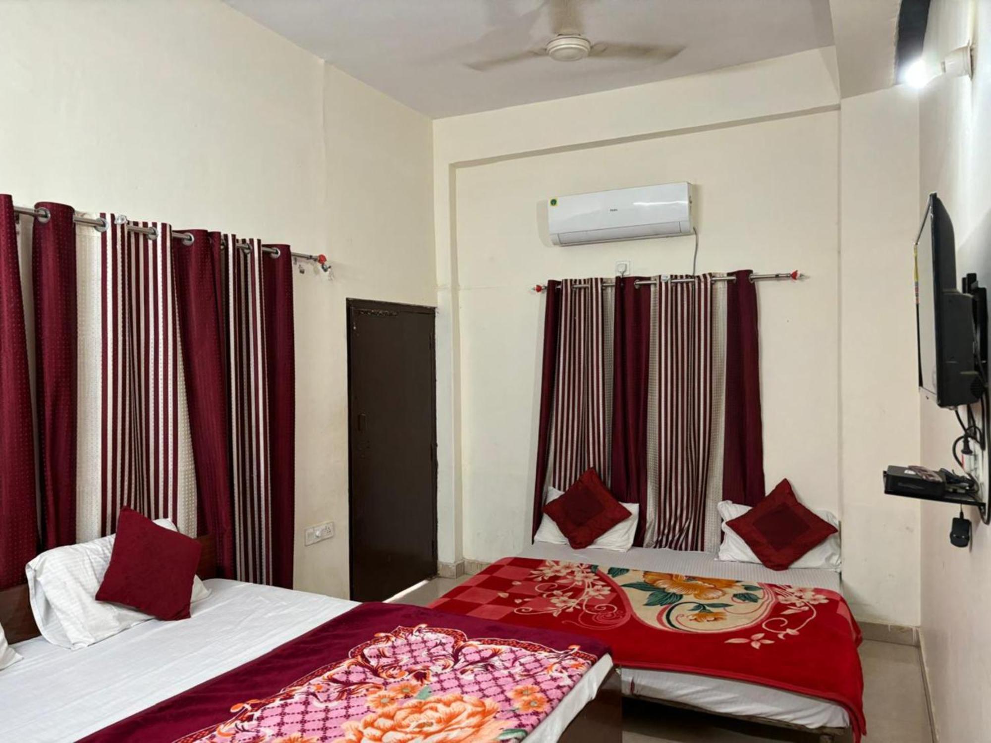 Goroomgo Paradise - Parking & Restaurant Available - Perfect Location And Comfortable Hotel Varanasi