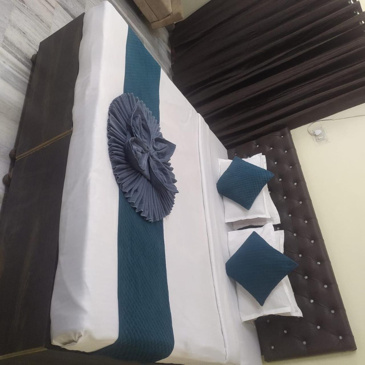 Clovetree Ac & Non Ac Near Maidagin Parking Close To Kashi Viswanath Temple And Ganga Ghat