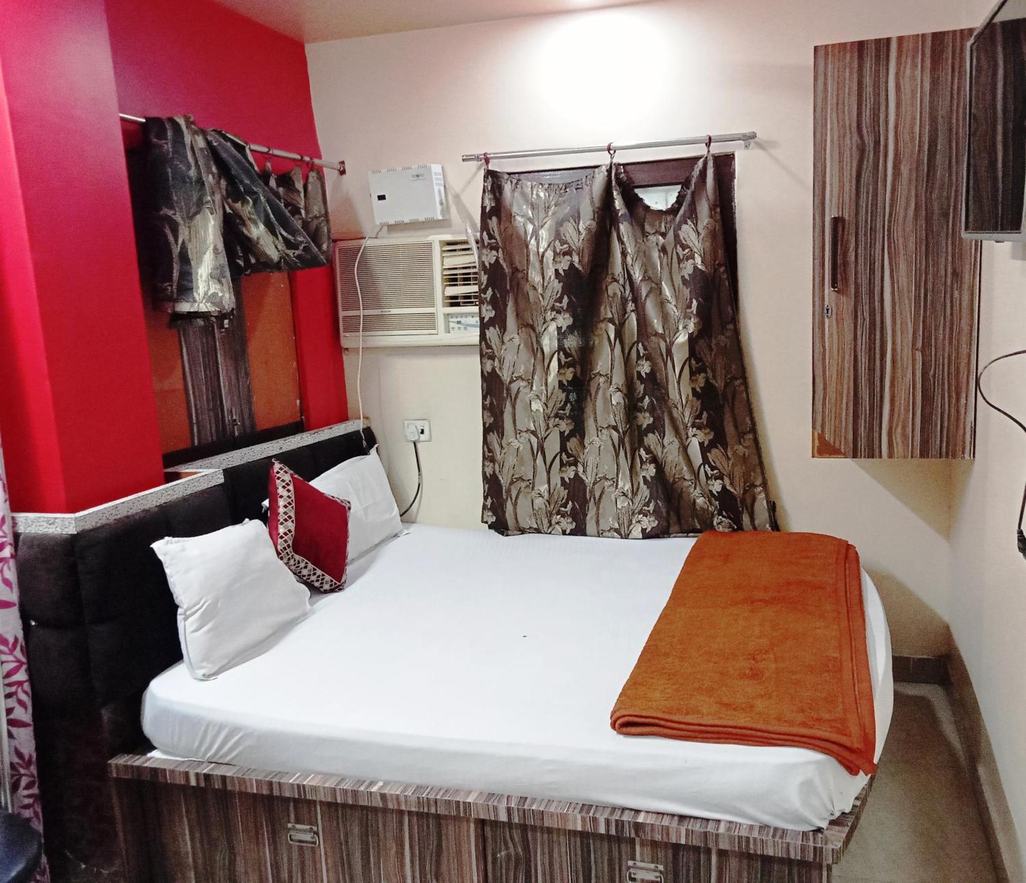 H M International Hotel 2*