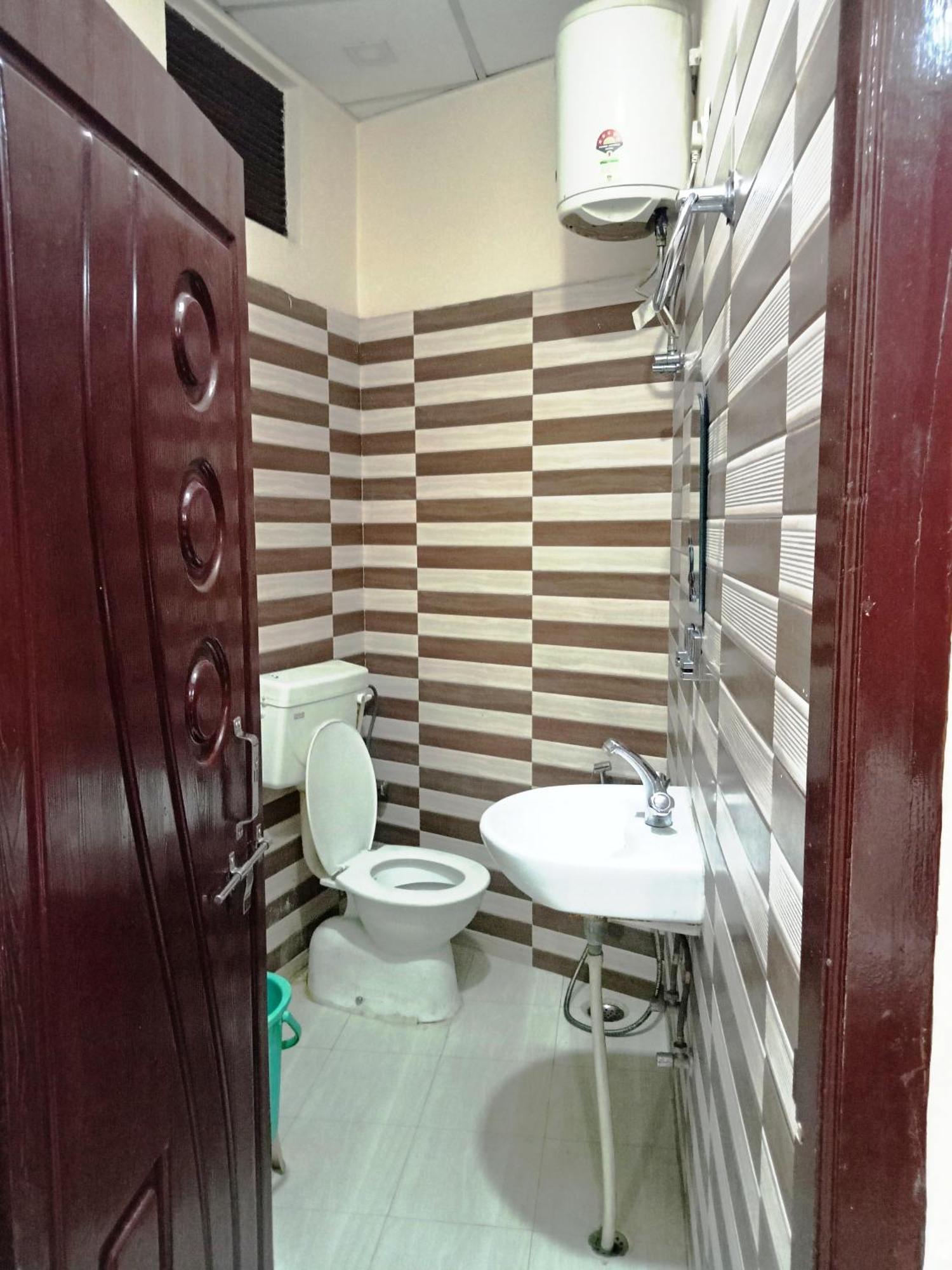 H M International Hotel