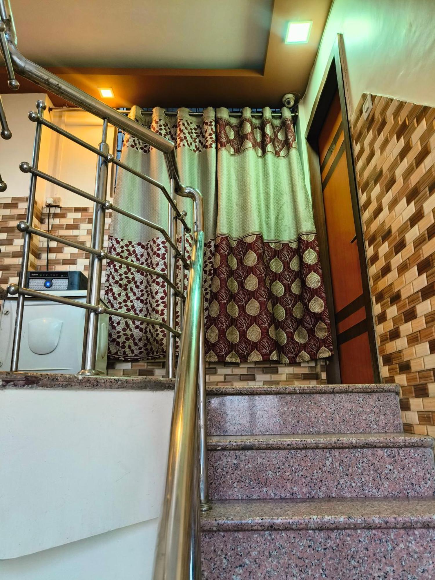 Hotel H M International 2*