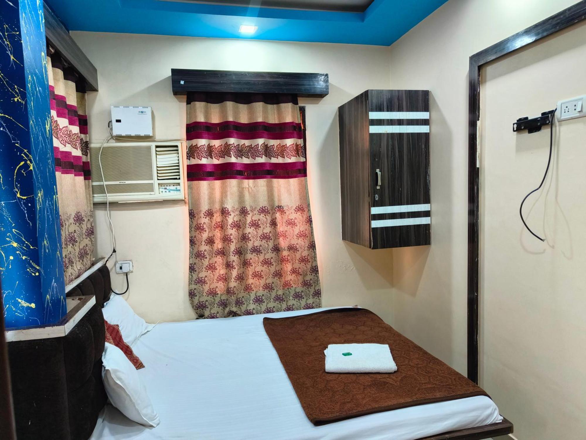 H M International Hotel