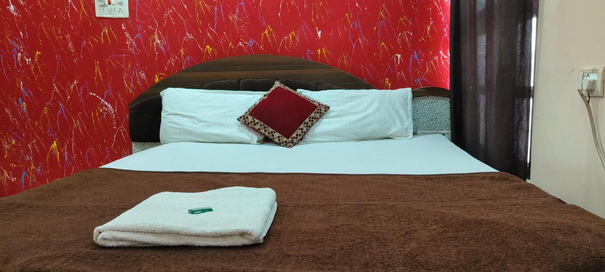 H M International Hotel 2*