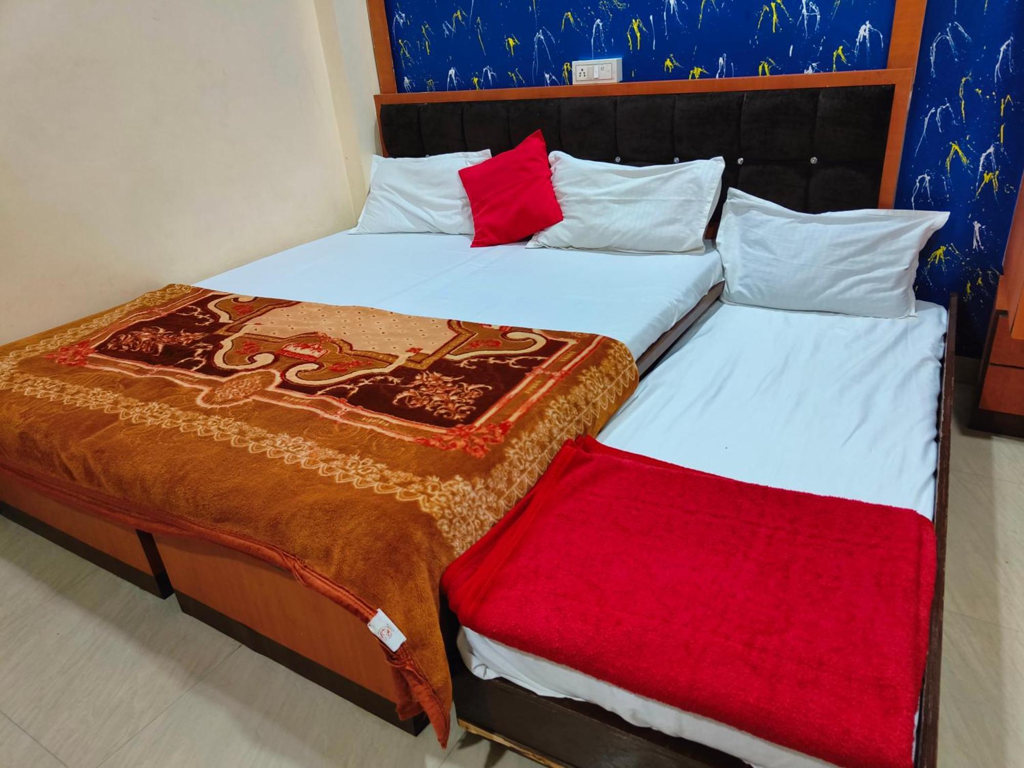 Hotel H M International 2*