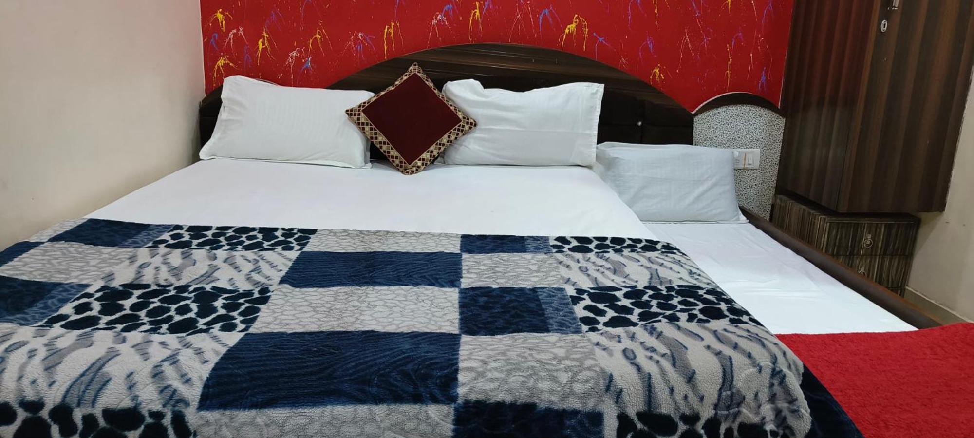 Hotel H M International