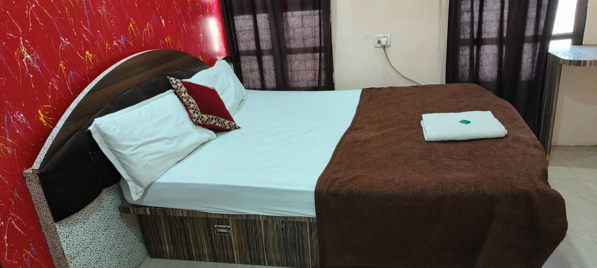 Hotel H M International 2*