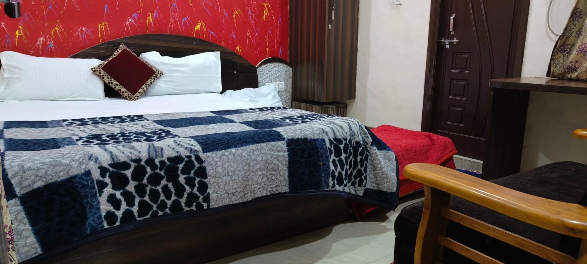 Hotel H M International