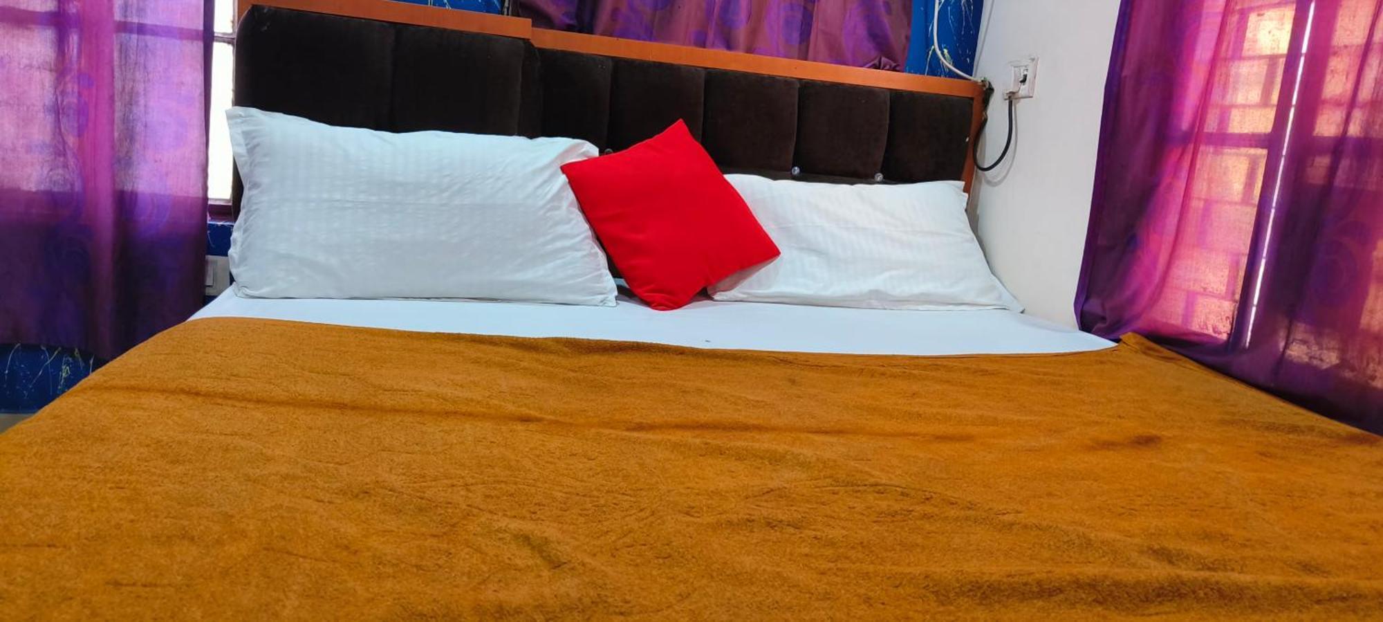 H M International Hotel 2*