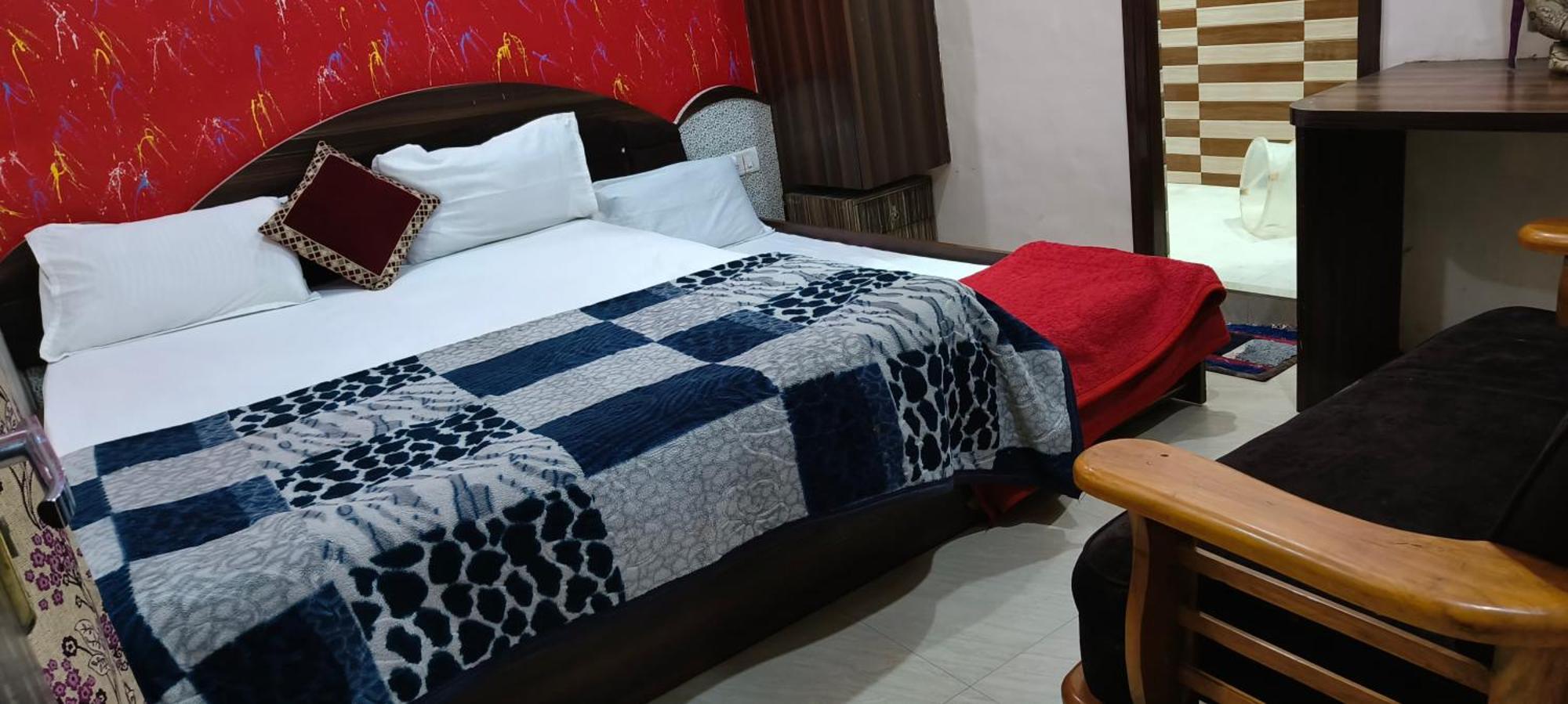 Hotel H M International 2*