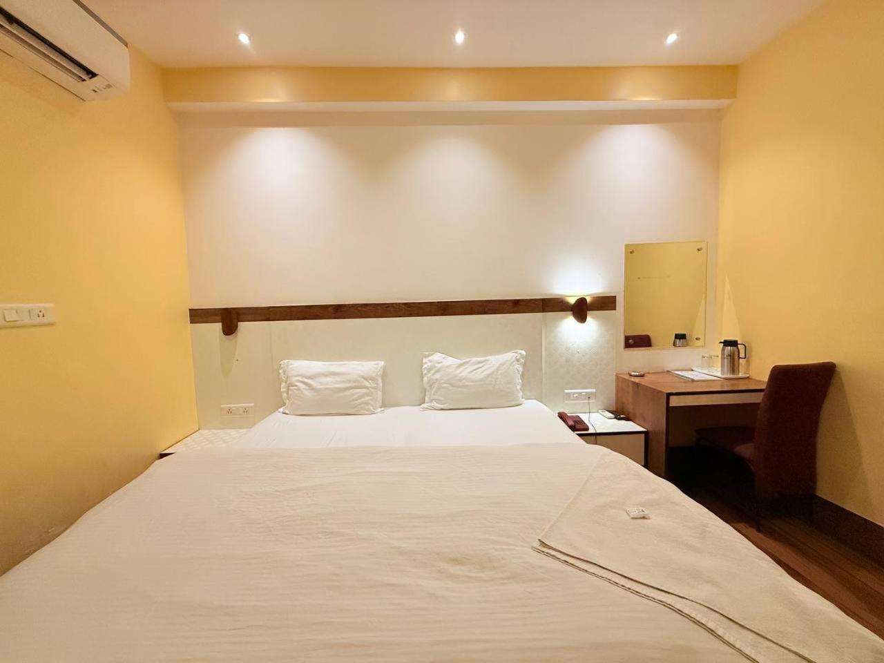 Hotel Shivam - Near Kashi Vishwanath Temple With Parking And Lift 4*