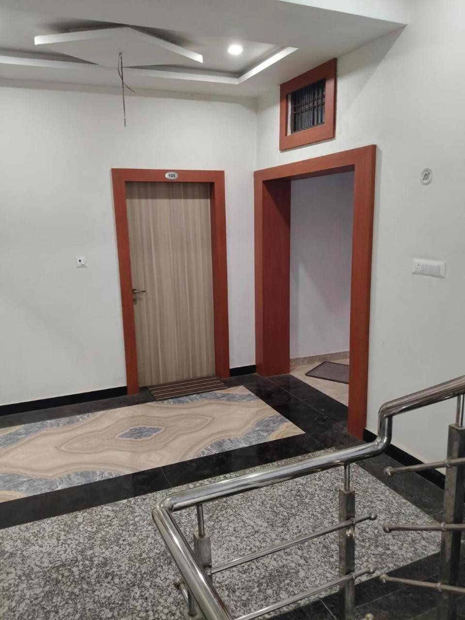 Hotel Raj 3*