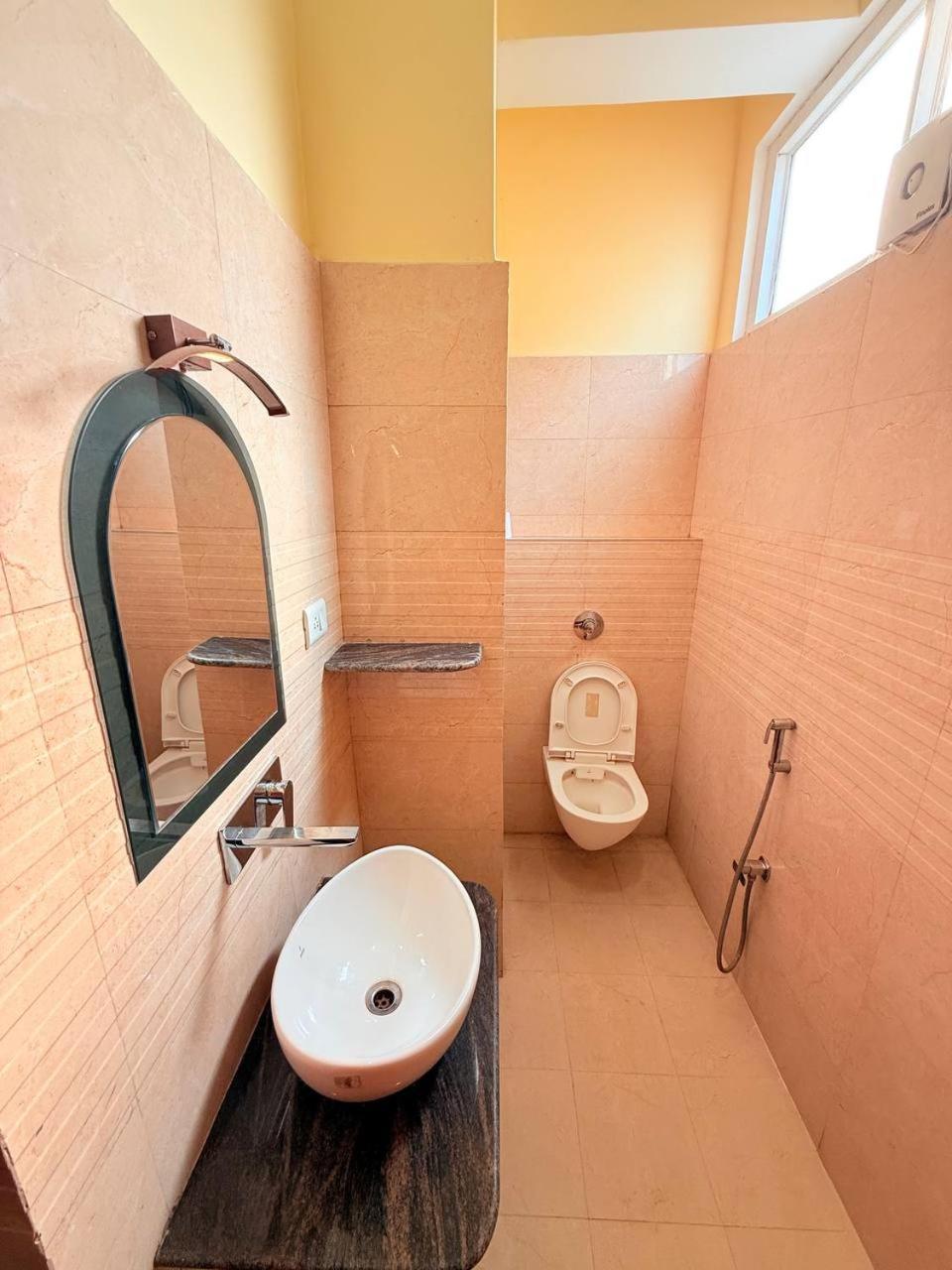 Hotel Shivam - Near Kashi Vishwanath Temple With Parking And Lift Varanasi